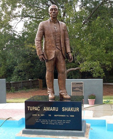 Тупак Шакур - бронзовая статуя
